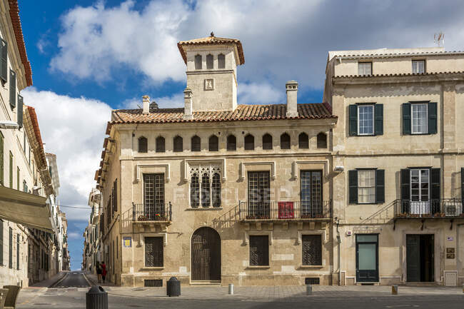 Spain, Balearic Islands, Mahon, Empty street in front of Casa Francisca Martorell — Stock Photo
