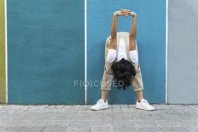 Jovem flexível fazendo exercício de alongamento no caminho — Fotografia de Stock