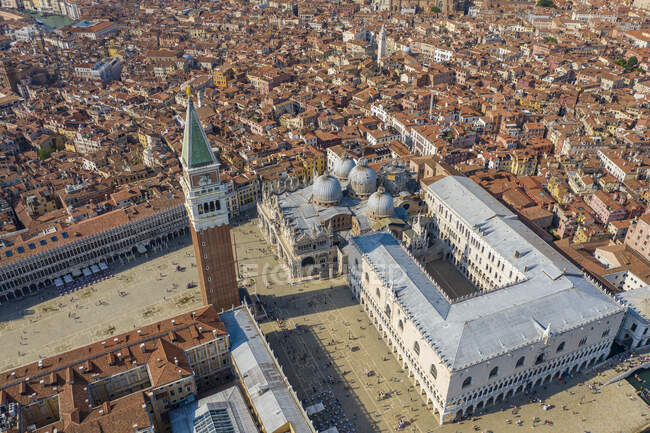 Itália, Veneto, Veneza, Vista aérea da Piazza San Marco com Palácio Doges, Basílica de São Marcos e Campanile de São Marcos — Fotografia de Stock