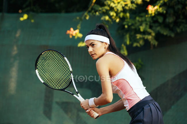 Jogadora de tênis feminino segurando raquete enquanto estava na quadra de esportes — Fotografia de Stock