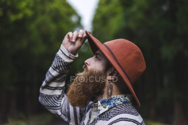Turista hipster maschio con barba marrone che indossa il cappello — Foto stock
