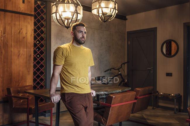 Uomo d'affari appoggiato alla scrivania a casa ufficio — Foto stock