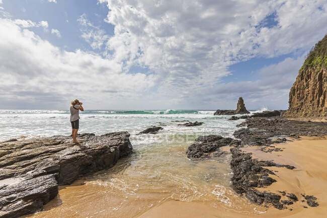 Photographie touristique féminine Cathédrale Rocks à Jones Beach, Australie — Photo de stock