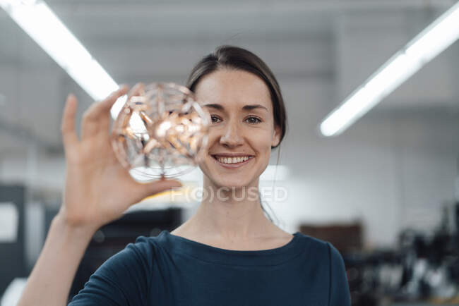 Счастливая женщина-дизайнер, владеющая 3D-дроном в промышленности — стоковое фото