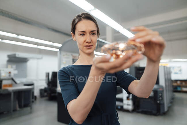 Diseño femenino profesional comprobando dron tridimensional en taller - foto de stock