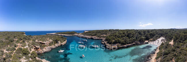 Espanha, Ilhas Baleares, Maiorca, Panorama aéreo da Baía Cala Sa Nau no verão — Fotografia de Stock