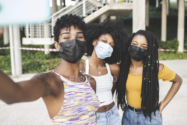 Junge Frauen mit Mundschutz machen Selfie bei Pandemie — Stockfoto