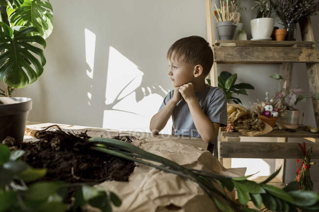 Junge sitzt am Tisch im Wohnzimmer — Stockfoto