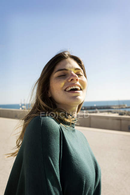 Donna felice con gli occhi chiusi durante la giornata di sole — Foto stock