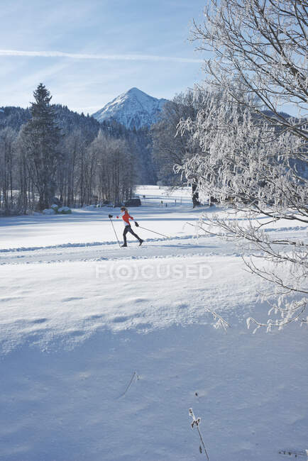 Зрелая женщина катается на снегу во время отпуска — стоковое фото