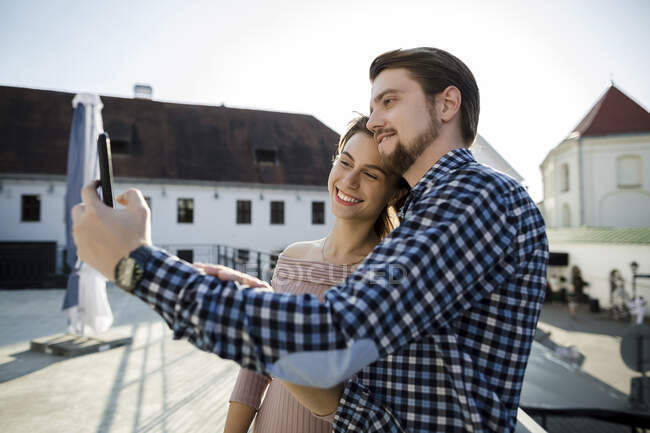 Lächelndes Paar macht Selfie mit Smartphone in der Stadt — Stockfoto