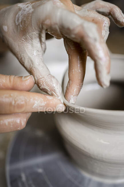 Femme artisan moulage de l'argile sur la roue de poterie — Photo de stock