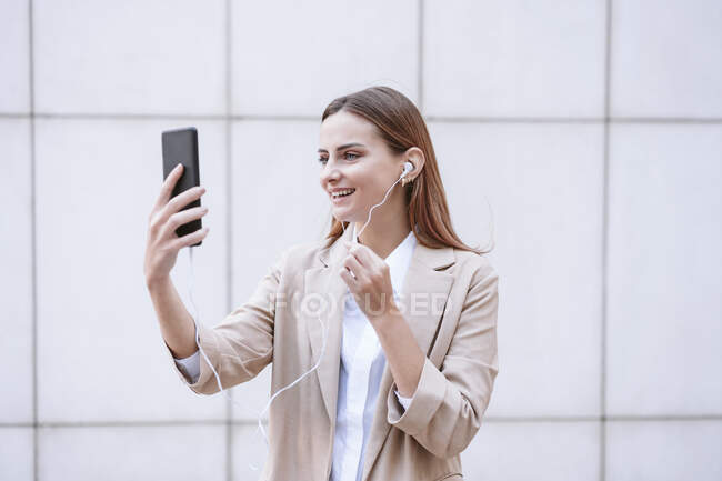 Професійна жінка відвідує відео через смартфон. — стокове фото