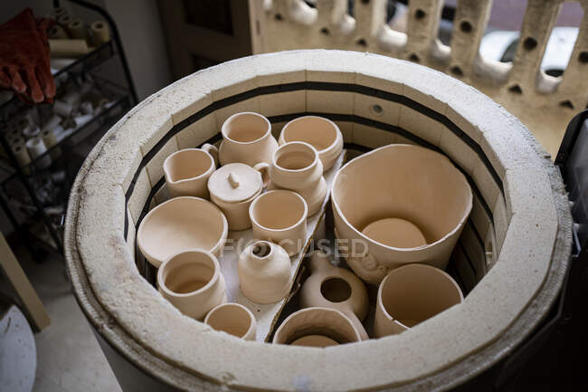 Coleta de cerâmica cerâmica em recipiente — Fotografia de Stock