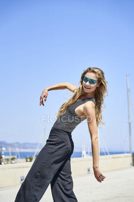 Donna con i capelli biondi che balla per strada — Foto stock