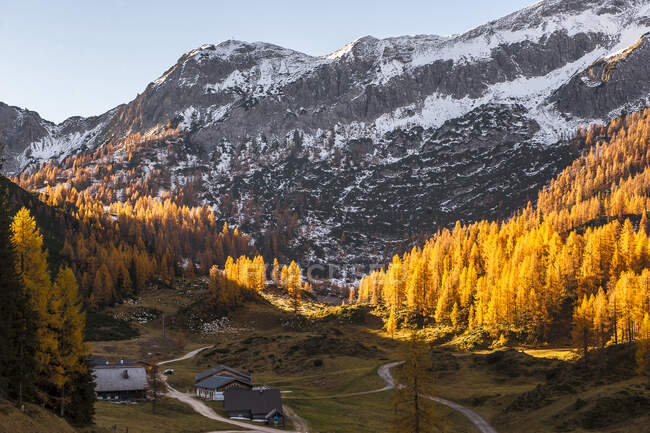 Casas rurales en Ennstal Alps al atardecer de otoño - foto de stock