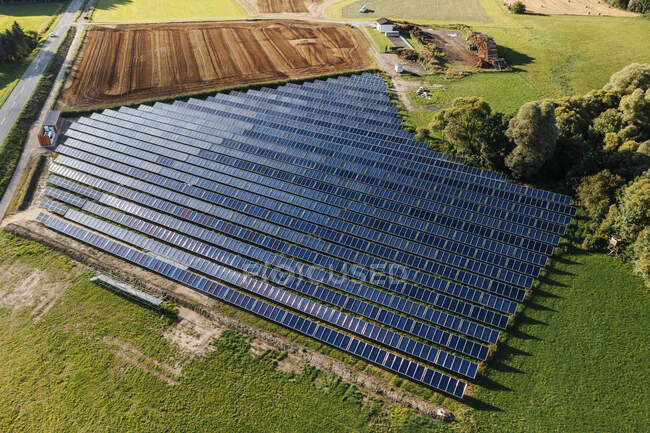 Vista aérea de la central solar rural - foto de stock