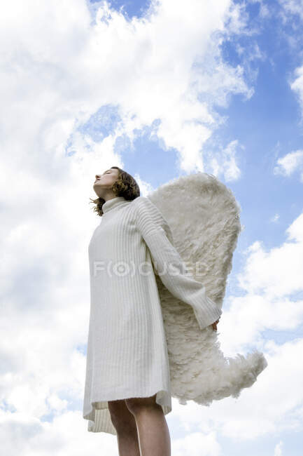 Fille portant blanc ange costume ailes — Photo de stock