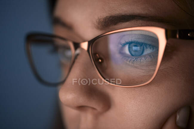 Riflessivo metà adulto donna indossare occhiali da vista — Foto stock