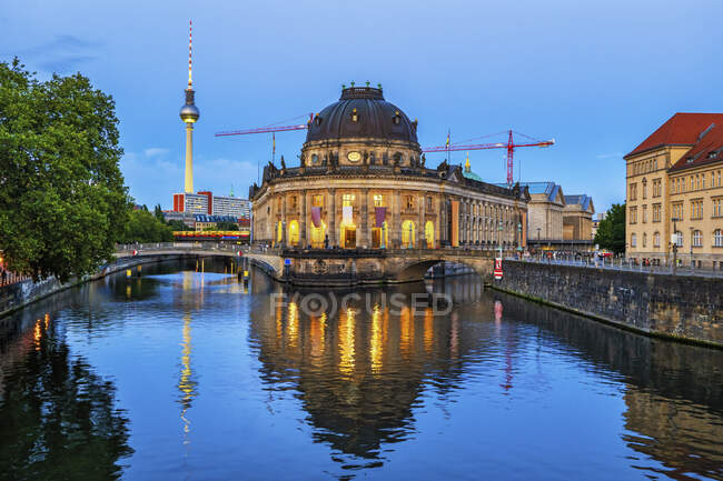 Allemagne, Berlin, canal de la rivière Spree et musée Bode au crépuscule — Photo de stock