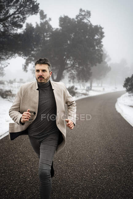 Mann mit Haarstoppeln läuft auf Straße — Stockfoto