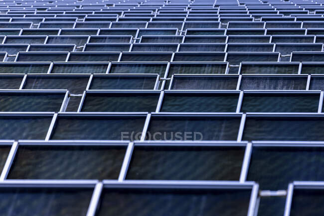 Ряди панелей сонячної електростанції. — стокове фото