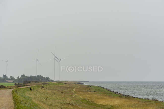 Éoliennes debout le long de la côte baltique de Lolland-Falster par temps brumeux — Photo de stock