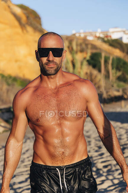 Безсоромна людина з сонцезахисними окулярами на пляжі. — стокове фото