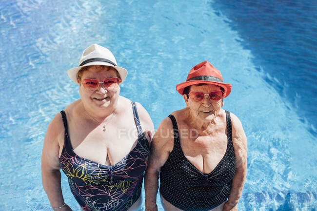 Улыбающиеся пожилые женщины в воде летом — стоковое фото