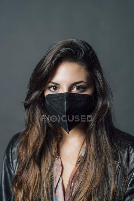 Jovem mulher usando máscara protetora no estúdio — Fotografia de Stock