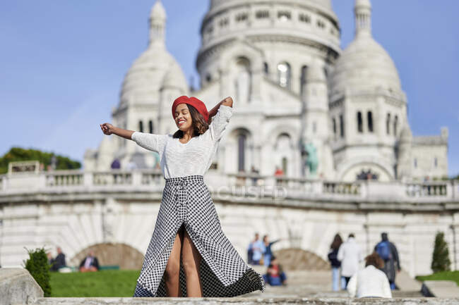 Jovem turista em pé em Basilique Du Sacre Coeur, Montmartre em Paris, França — Fotografia de Stock