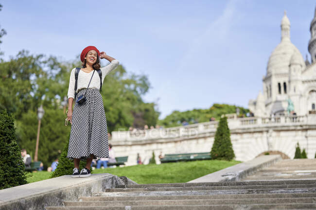 Donna felice in piedi su gradini con Basilique Du Sacre Coeur sullo sfondo — Foto stock