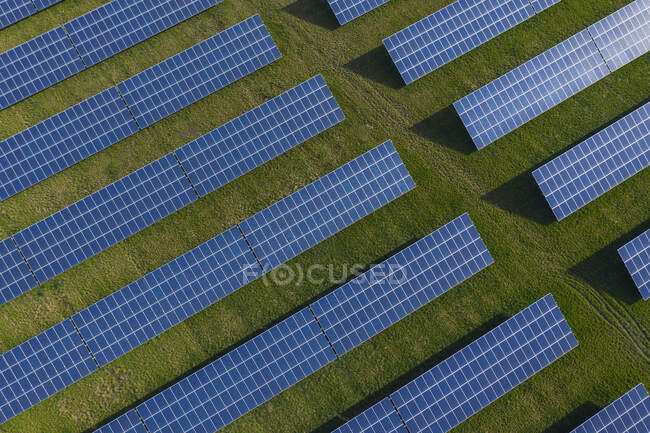 Veduta drone dei pannelli delle centrali solari — Foto stock