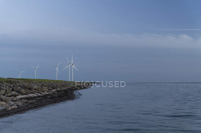 Turbine eoliche in piedi lungo la costa baltica di Lolland-Falster al crepuscolo — Foto stock