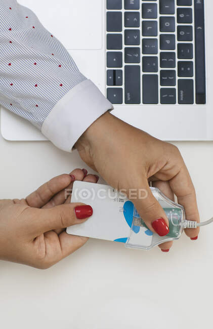 Freelancer escaneando tarjeta de crédito a través de lector en escritorio - foto de stock