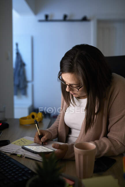Empresária trabalhando em finanças domésticas à noite — Fotografia de Stock
