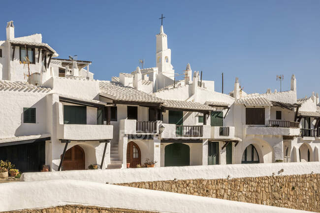 Espanha, Ilhas Baleares, Binibeca Vell, fachadas de casas de cidade pintadas de branco — Fotografia de Stock