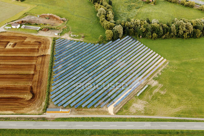 Вид з повітря на сонячну електростанцію. — стокове фото
