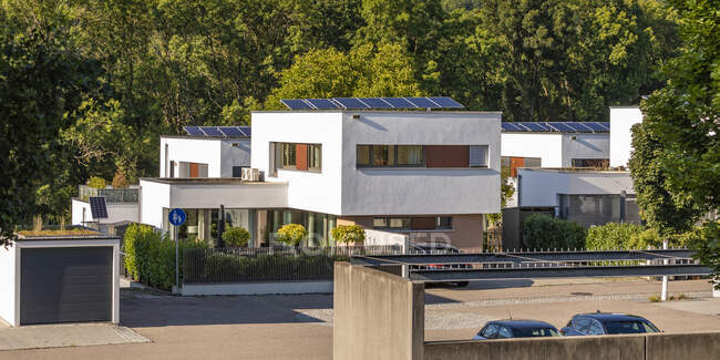 Allemagne, Bade-Wurtemberg, Esslingen, Maison de banlieue moderne équipée de panneaux solaires — Photo de stock