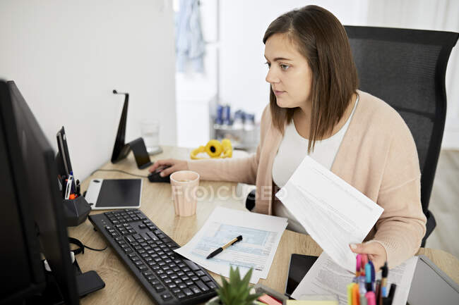 Femme d'affaires travaillant sur ordinateur au bureau — Photo de stock
