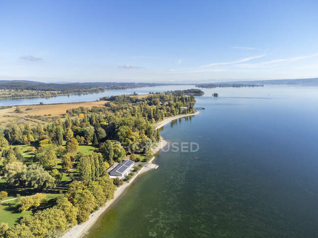 Vue aérienne du rivage de la péninsule de Mettnau — Photo de stock