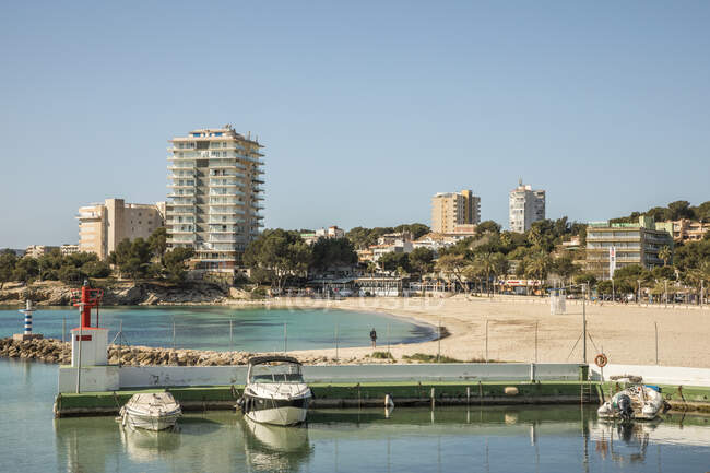 Espanha, Ilhas Baleares, Palma Nova, Barcos ancorados ao longo do cais em Es Carregador Beach — Fotografia de Stock