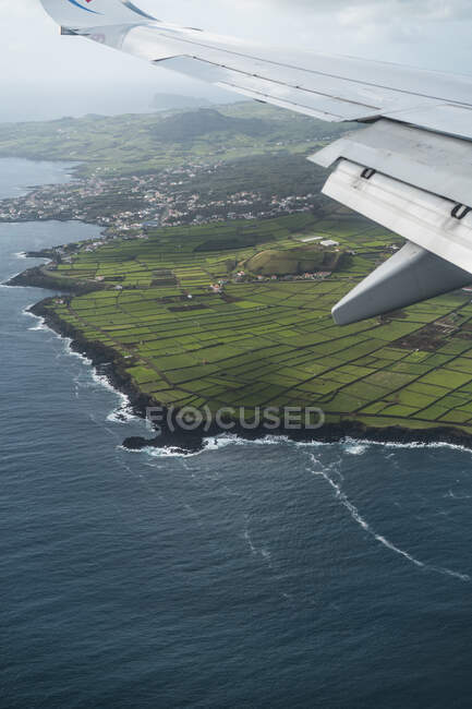 Szenische Ansicht des Flugzeugs über der Insel — Stockfoto