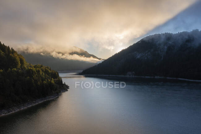 Vue par drone du réservoir Sylvenstein au lever du soleil d'automne brumeux — Photo de stock
