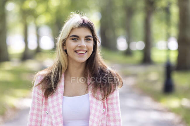 Belle femme souriante dans le parc public — Photo de stock