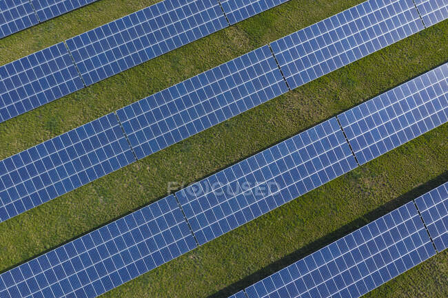 Vue par drone des panneaux de la centrale solaire — Photo de stock