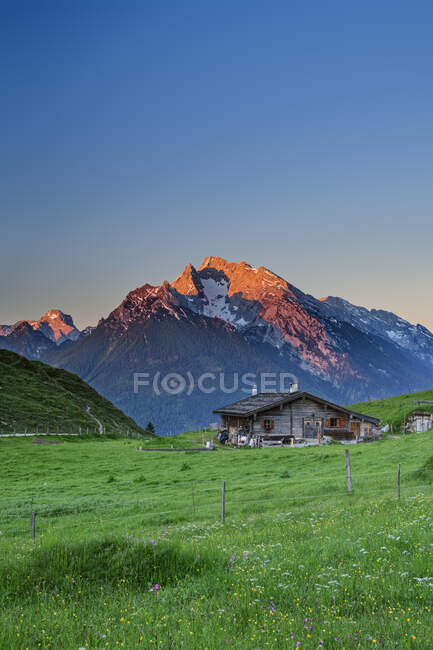 Foto idílica del Parque Nacional Berchtesgaden y los Alpes Chiemgauer durante el invierno - foto de stock