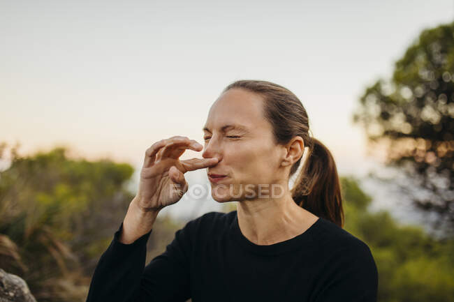 Femme avec les yeux fermés nez qui gratte — Photo de stock