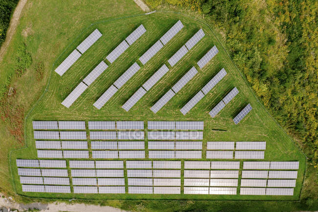 Вид с воздуха на ряды панелей солнечной электростанции — стоковое фото