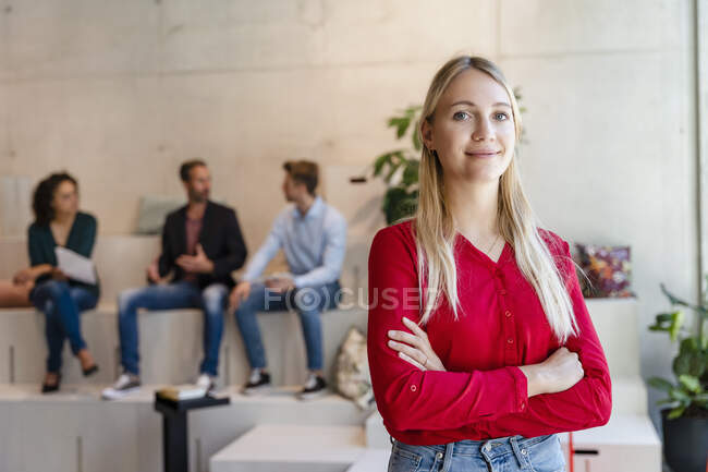 Donna d'affari bionda con le braccia incrociate all'ufficio di coworking — Foto stock